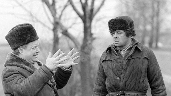 Plan zdjęciowy filmu fabularnego w reżyserii Stanisława Barei pt. Miś. Na zdjęciu reżyser z aktorem Stanisławem Tymem