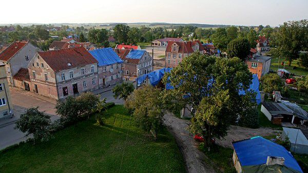 Zabezpieczone folią, zniszczone dachy w Bisztynku