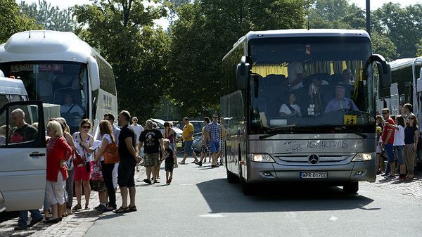Inspekcja Transportu Drogowego będzie prowadzić w wakacje wzmożone kontrole drogowe autokarów turystycznych. W ramach akcji "Bezpieczny autokar" inspektorzy będą sprawdzali stan techniczny pojazdów, czas pracy kierowców oraz trzeźwość prowadzących pojazdy