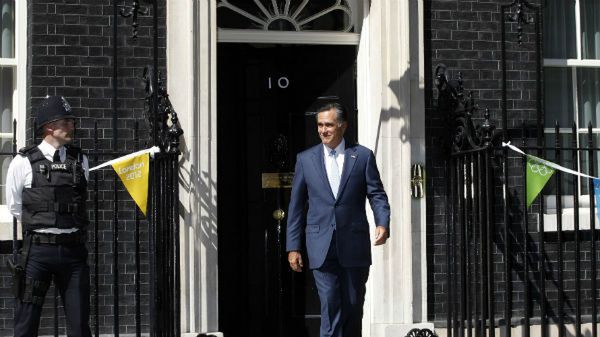 Mitt Romney opuszcza siedzibę premiera