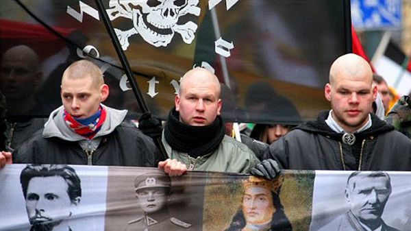 Zimą maszerują przez Wilno, a latem organizują obozy "tylko dla białych Bałtów"