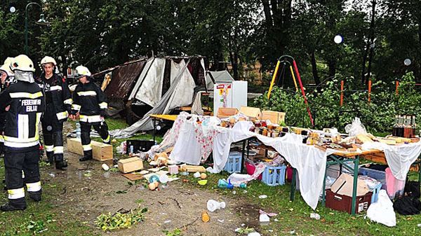 Na rozstawione namioty uczestników imprezy, spadły wyrwane z korzeniami drzewa.