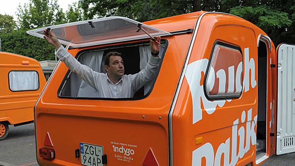 Poseł Ruchu Palikota Tomasz Makowski w ruchomym biurze poselskim