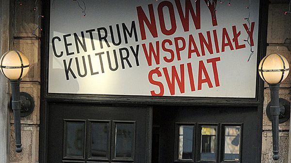 Wejście do kawiarni "Nowy Wspaniały Świat"