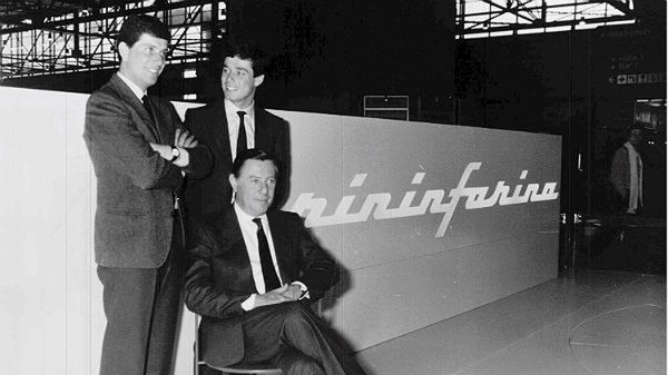Sergio Pininfarina (siedzi na krześle), za nimi stoją jego synowie: Andrea i Paolo