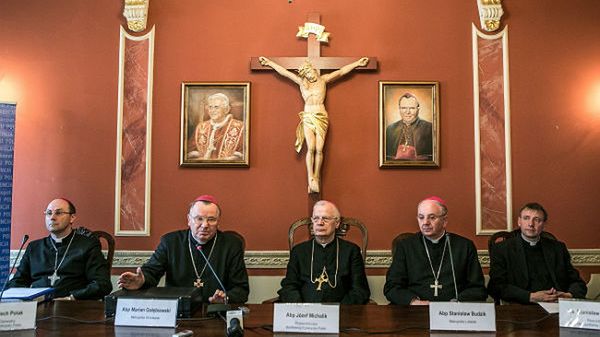 Bp Wojciech Polak, sekretarz generalny KEP, abp Marian Gołębiewski, metropolita wrocławski, abp Józef Michalik, przewodniczący KEP, Stanisław Budzik, metropolita lubelski i rzecznik prasowy Kurii Wrocławskiej Metropolitalnej ks. Stanisław Jóźwiak