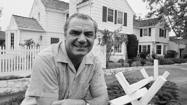 Ernest Bergnine przed swoim domem w Kalifornii