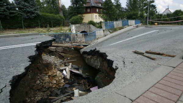 Zerwany most w Jeleniej Górze-Maciejowej