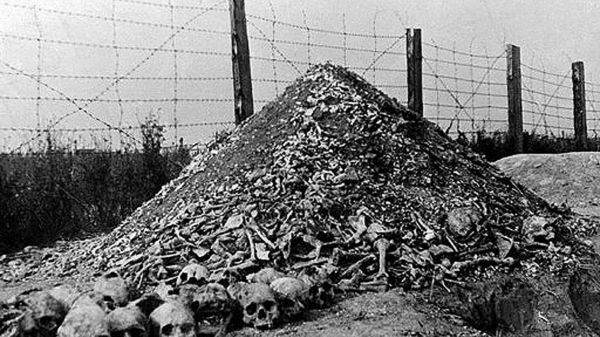 Sterta ludzkich szczątków w nazistowskim obozie na Majdanku - zdjęcie archiwalne z 1944 roku