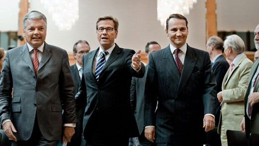Ministrowie spraw zagranicznych: Belgii - Didier Reynders, Niemiec - Guido Westerwelle i Polski - Radosław Sikorski