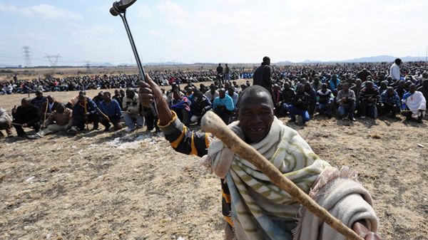 Uzbrojony górnik protestuje w Marikanie