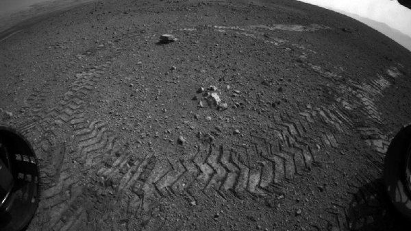 Ślady kół łazika na powierzchni Marsa