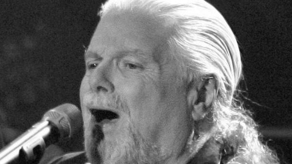 Scott McKenzie podczas koncertu w 2004 roku