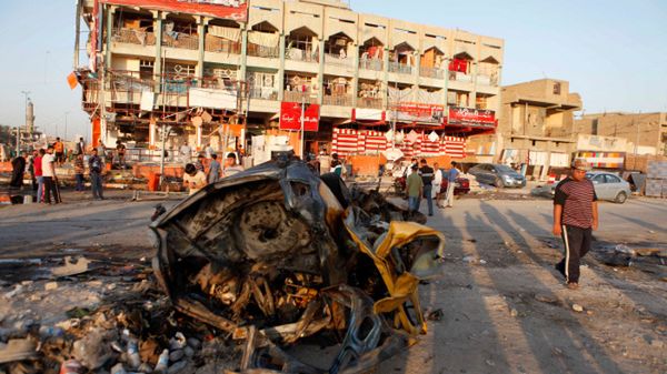 Zniszczenia po zamachu bombowym w szyickiej dzielnicy Bagdadu