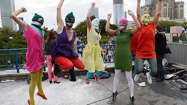 Protest pod hasłem "Wolność dla Pussy Riot" 17 bm. pod stacją Metra Centrum w Warszawie, zorganizowany przez Amnesty International i Porozumienie Kobiet 8 Marca