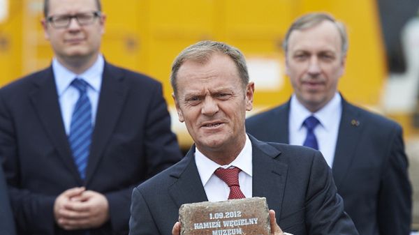 Premier Donald Tusk, podczas uroczystego wmurowania kamienia węgielnego pod budowę siedziby Muzeum II Wojny Światowej w Gdańsku