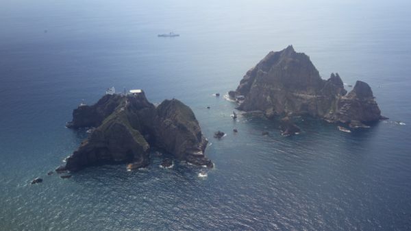 Przez Koreańczyków wyspy nazywane są Dokdo, przez Japończyków - Takeshima