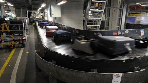 Turysta zasnął na taśmie bagażowej