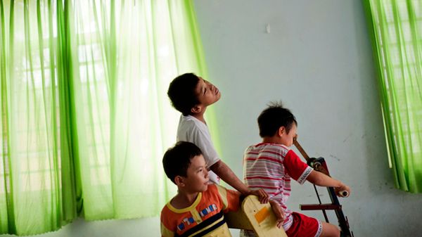 Upośledzone dzieci w ośrodku rehabilitacyjnym w Danang