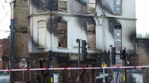 Spalony dom w Londynie w dzielnicy Croydon