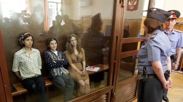 Członkinie Pussy Riot: Nadieżda Tołokonnikowa, Jekatierina Samucewicz i Maria Alochina