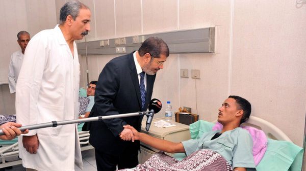 Prezydent Mohamed Mursi odwiedził rannych w niedzielnym ataku w szpitalu w Kairze