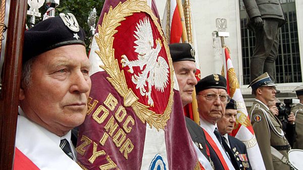 Polscy weterani w Londynie, przy pomniku gen. Sikorskiego