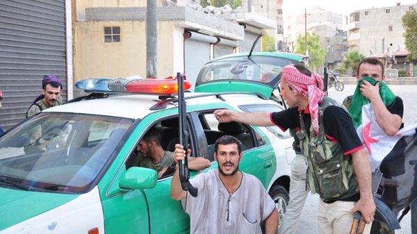 Rebelianci ze zdobytym policyjnym radiowozem w Aleppo