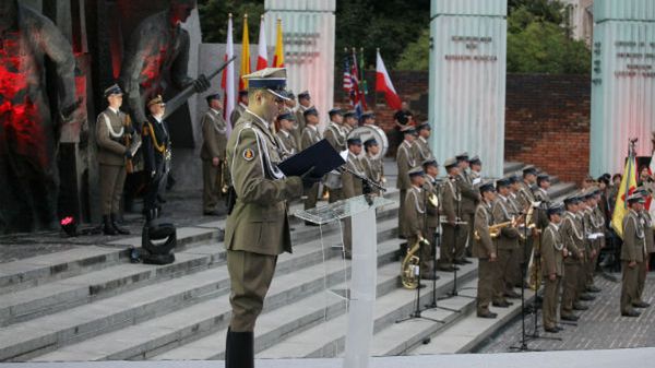 Apel Poległych przed pomnikiem Powstania Warszawskiego