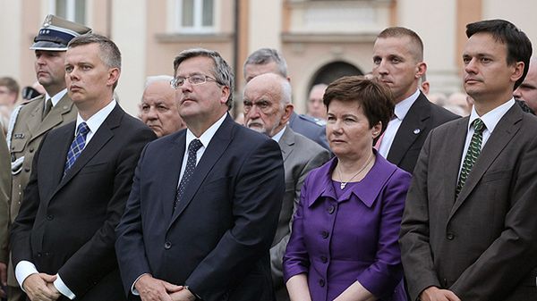 Prezydent Bronisław Komorowski z prezydent Warszawy Hanną Gronkiewicz-Waltz, ministrem obrony Tomaszem Siemoniakiem i ministrem spraw wewnętrznych Jackiem Cichockim podczas mszy w intencji poległych powstańców