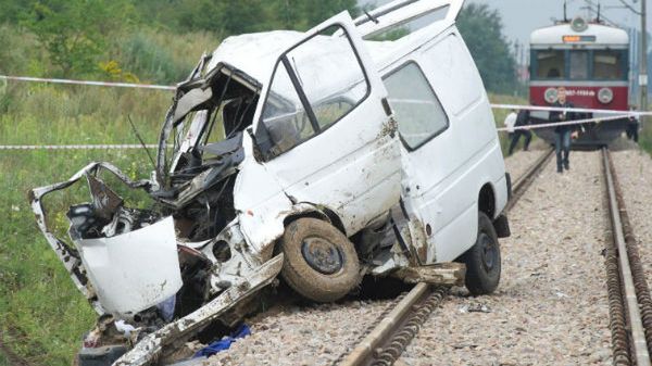 Bus zderzył się z pociągiem w Bratoszewicach
