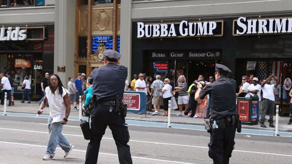 Dramat wydarzył się w samym centrum Nowego Jorku - na zdjęciu policjanci celują do agresywnego 51-latka