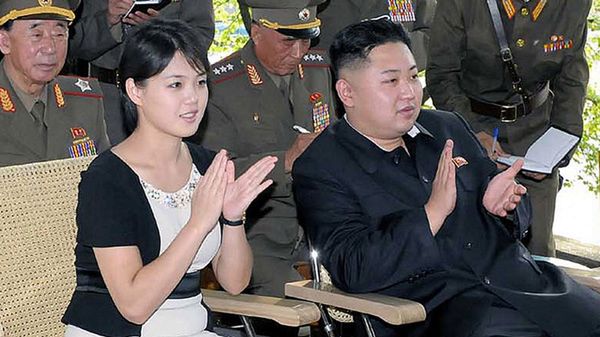 Kim Dzong Un z żoną (na zdjęciu widać kosztowną torebkę Diora)