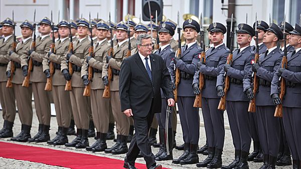 Prezydent Bronisław Komorowski podczas uroczystości wręczenia odznaczeń państwowych i nominacji generalskich.