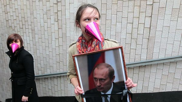 Działacze opozycji ze zdjęciem Władimira Putina