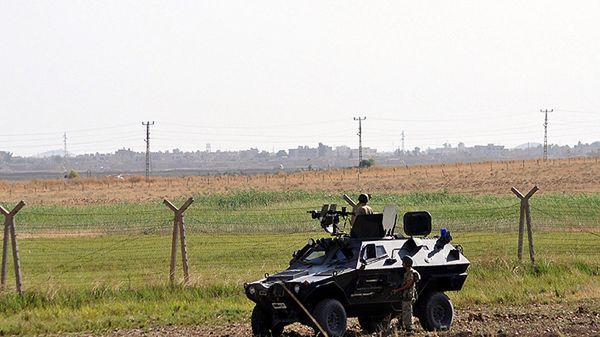Tureccy żołnierze patrolują teren przygraniczny z Syrią