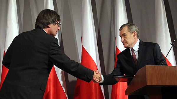 Profesor Piotr Gliński wita się podczas konferencji z Krzysztofem Skowrońskim, szefem SDP