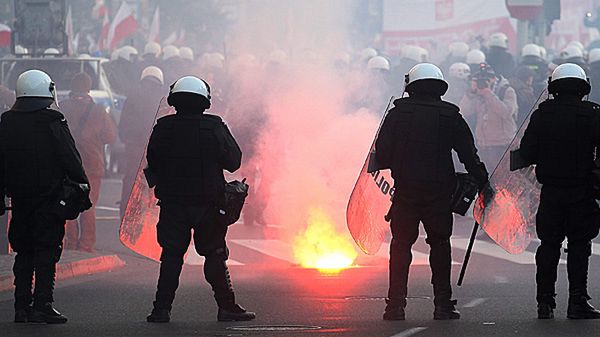 Starcia policji i uczestników Marszu Niepodległości podczas ubiegłorocznych demonstracji