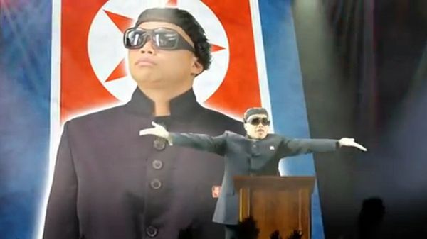 Kadr z parodii "Gangnam Style" autorstwa The Key of Awesome