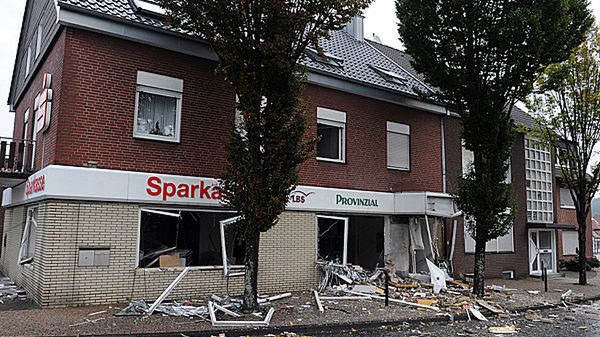 Gruzy budynku zostały rozrzucone na odległość do 80 metrów