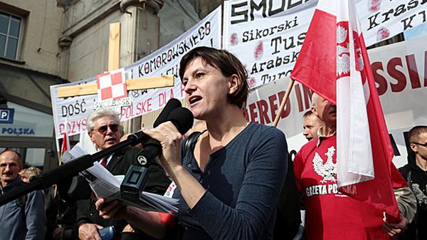 Przewodnicząca stowarzyszenia "Solidarni 2010" Ewa Stankiewicz podczas pikiety przed budynkiem TVP.