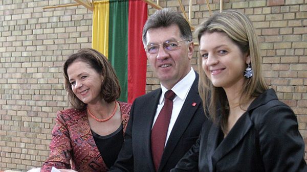 Algirdas Butkevicius (na zdjęciu z żoną i córką) zapowiedział, że z Polakami będzie rozmawiał