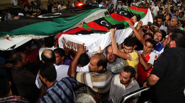 Tłum niesie trumnę ze zmarłym rebeliantem