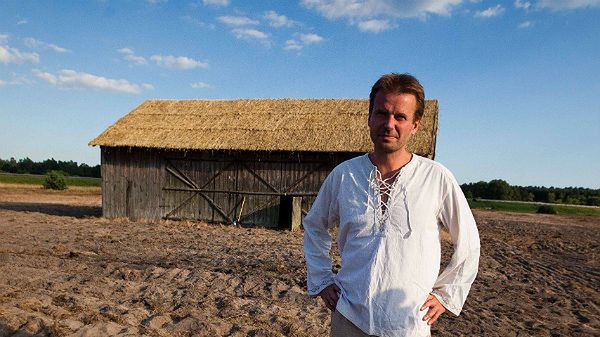 Artysta Rafał Betlejewski podczas jednego z projektów "Tęsknię za Tobą Żydzie" (zdj. arch.)