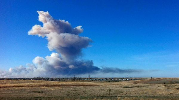 Chmura dymu po serii eksplozji amunicji w Rosji