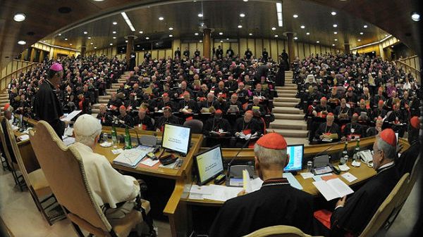 Papież Benedykt XVI podczas synodu biskupów