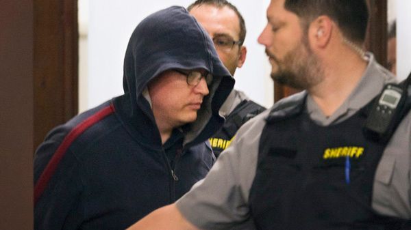 Jeffrey Paul Delisle prowadzony przez policjantów