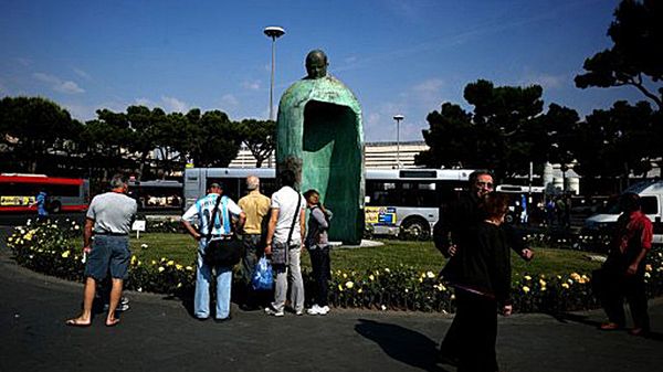 Kontrowersyjny pomnik papieża przed dworcem Termini