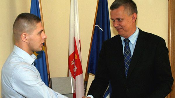 kpr. Andrzej Zaręba odbiera gratulacje od ministra obrony narodowej Tomasza Siemoniaka