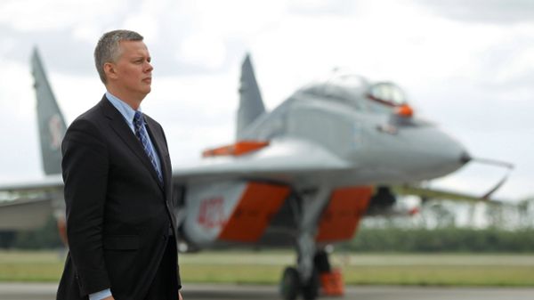 Tomasz Siemoniak w trakcie uroczystości powitania Polskiego Kontyngentu Wojskowego Orlik 4